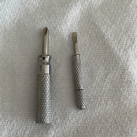 Multiple use hammer screwdriver set. 3 different size screwdrivers. - Picture 3 of 6